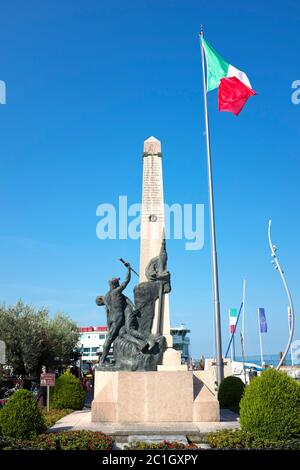 Mémorial de guerre de la Seconde Guerre mondiale 1940 -1945 Lac Bardolino de Garde Italie Banque D'Images