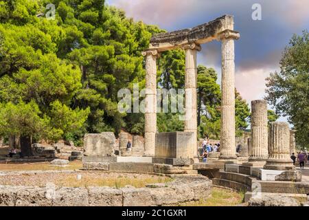 Olimpia, Grèce - 7 septembre 2014 : touristes visitant Philippeion dans l'Altis d'Olympia, Grèce. C'était un monument circulaire en calcaire et en marbre. Banque D'Images