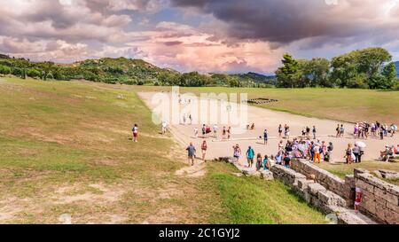 Olympia, Grèce - 7 septembre 2014: Touristes entrant dans la crypte. Crypt est le tunnel voûté menant à l'ancien stade Olympia, Péloponnèse, Greec Banque D'Images