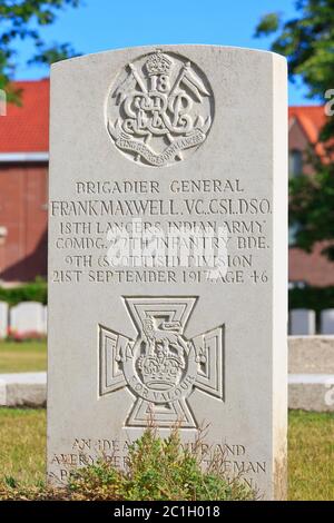 Tombe de l'Armée britannique récipiendaire du VC, le général de brigade Francis Aylmer Maxwell (1871-1917), au cimetière du réservoir d'Ypres, en Belgique Banque D'Images