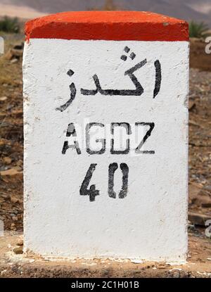 Maroc. Agdz 40 kilomètres - indicateur de distance routière route nationale entre Ouarzazate et Agdz, la route vers le désert du Sahara, de Marrakech. Banque D'Images
