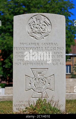 Tombe de l'Armée britannique récipiendaire du VC, le général de brigade Francis Aylmer Maxwell (1871-1917), au cimetière du réservoir d'Ypres, en Belgique Banque D'Images