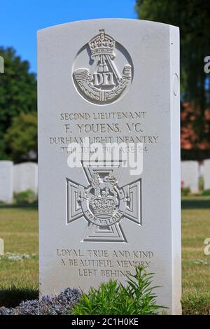 Tombe de l'armée britannique (VC) récipiendaire du second lieutenant Frederick Youens (1892-1917) au sol de Burial des dégouts de chemin de fer à Ypres, Belgique Banque D'Images