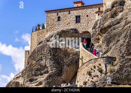 Meteora, Grèce - 9 sept. 2014: Touristes visitant le monastère Saint du Grand Meteoron. C'est le plus grand des monastères situés à Meteora, Grèce. Banque D'Images