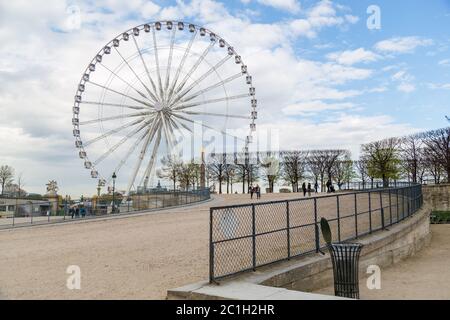 Paysage avec une grande roue et des chaises vides près de l'étang dans le jardin des Tuileries à Paris Banque D'Images