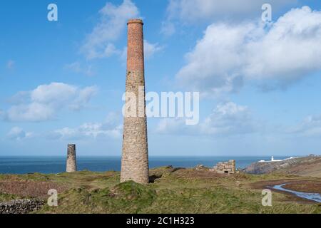 Photo de paysage de cheminées industrielles désutilisées de l'industrie minière sur la côte de Cornish Banque D'Images