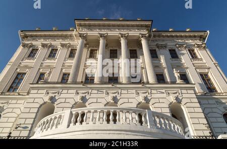 La maison Pashkov est un manoir néoclassique qui se dresse sur une colline surplombant le mur ouest du Kremlin de Moscou, Banque D'Images