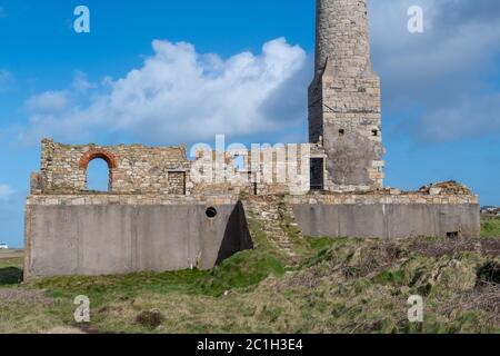 Photo de paysage d'un bâtiment abandonné de l'industrie minière sur la caost de Cornish Banque D'Images