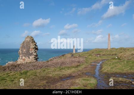 Photo de paysage de cheminées industrielles désutilisées de l'industrie minière sur la côte de Cornish Banque D'Images