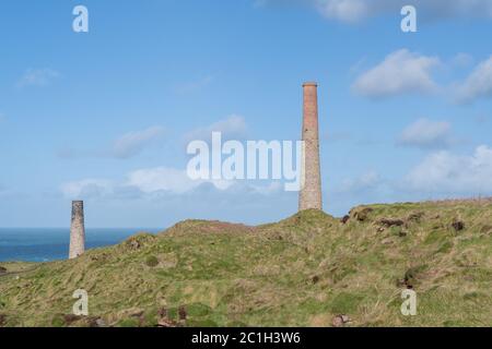 Photo de paysage de cheminées industrielles désutilisées de l'industrie minière sur la côte de Cornish Banque D'Images