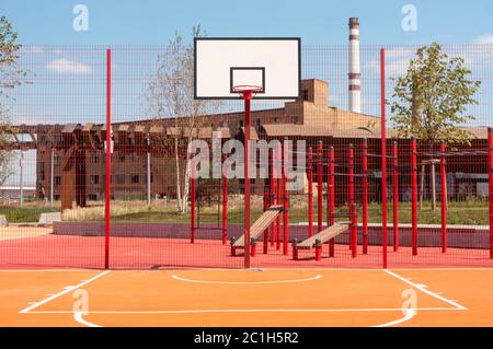 Terrain de basket-ball public extérieur avec terrain de jeu en caoutchouc bleu Banque D'Images