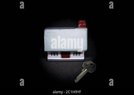 Maison miniature avec clés argent concept d'un nouveau home concept immobilier et des biens Banque D'Images