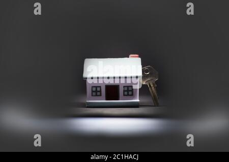 Maison miniature avec clés argent concept d'un nouveau home concept immobilier et des biens Banque D'Images
