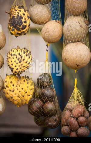 Vente traditionnelle de fruits amazoniques sur la route Banque D'Images