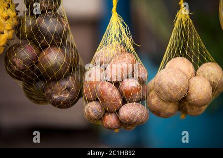 Vente traditionnelle de fruits amazoniques sur la route Banque D'Images