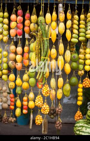 Vente traditionnelle de fruits amazoniques sur la route Banque D'Images