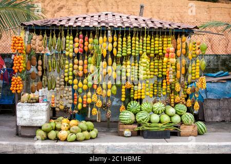 Vente traditionnelle de fruits amazoniques sur la route Banque D'Images