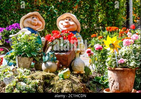 Paysage avec deux drôles parmi les nains de jardin pots de fleurs colorées dans la Réserve de biosphère de Spreewald, Brandebourg, près de Berlin, Allemagne Banque D'Images