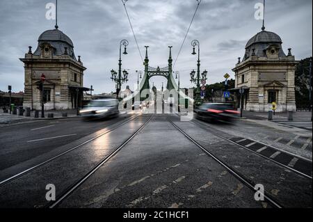 Le pont est situé dans la partie la plus étroite du Danube dans la région de Budapest, s'étendant sur seulement 290 M. Il porte le nom d'Elisabeth de Bavière Banque D'Images