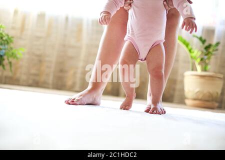 Mère et bébé fille marchant gros plan Banque D'Images