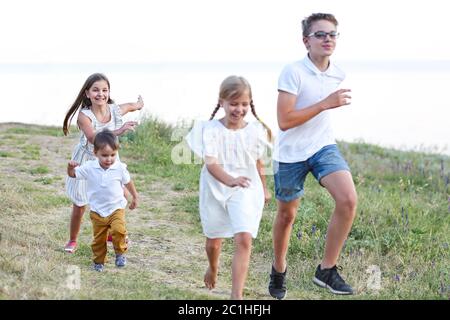 Enfants jouant et courant dans le parc Banque D'Images