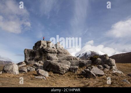 Personne debout sur une colline rocheuse. Photo de haute qualité Banque D'Images