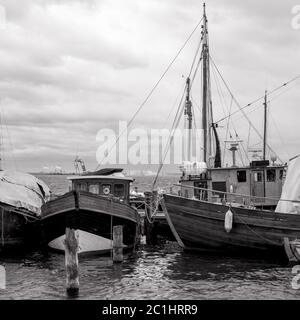 Dans le port de Kirchdorf sur l'île de Poel va le regard sur les mentir Wismar a une barre oblique sur le port. Banque D'Images