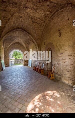 Le couloir pour le cloître de l'abbaye de San Galgano Banque D'Images