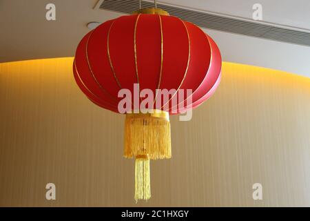 Une lanterne rouge est suspendue dans une salle de réception du Conrad Hotel, à Hong Kong Banque D'Images