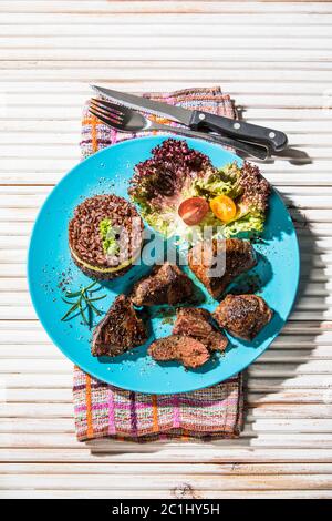 bifteck de kangourou avec riz rouge et mangue Banque D'Images