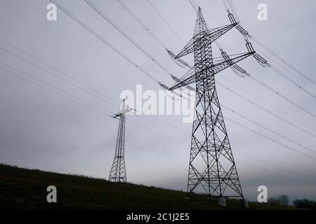 Lignes électriques et pylônes électriques pour le transport d'énergie Banque D'Images