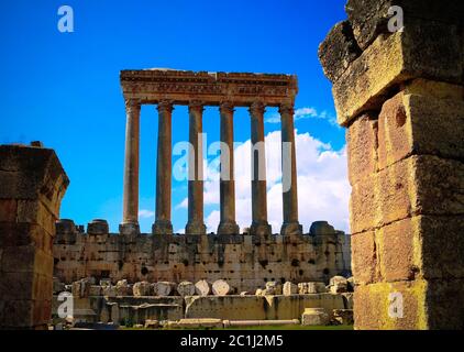 Ruines du temple de Jupiter et la grande cour d'Héliopolis à Baalbek, vallée de la Bekaa au Liban Banque D'Images