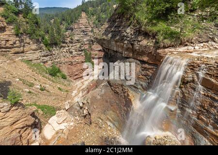 Cascade dans la gorge de Bletterbach près de Bozen, le Tyrol du Sud Banque D'Images