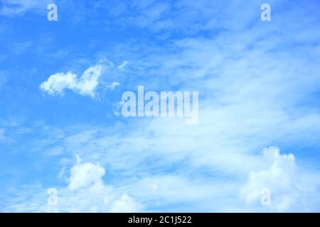 Paysage de ciel avec de beaux nuages blancs doux sur la vue horizontale du ciel Banque D'Images