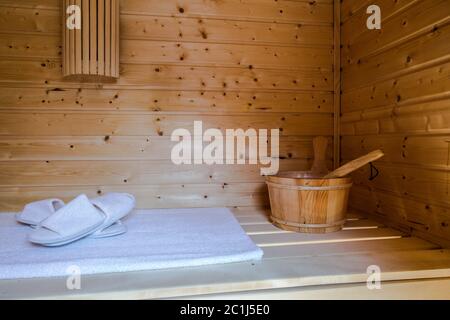 Un sauna chaud en bois sain avec des accessoires de sauna Banque D'Images