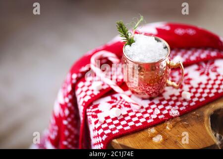 Cocktail froid de Mules de Moscou avec bière au gingembre, vodka, citron vert et glace Banque D'Images