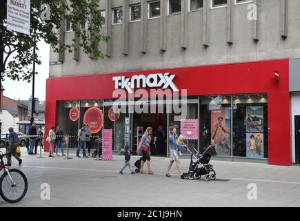 Peterborough, Royaume-Uni. 15 juin 2020. Quatre-vingt-quatre jours de Lockdown, à Peterborough. Des personnes faisant la queue en dehors de TK-Maxx. Les magasins non essentiels sont maintenant autorisés à rouvrir, car un nouveau système de verrouillage se poursuit. Les magasins de vêtements comptent parmi ceux qui doivent rouvrir leurs portes et les centres commerciaux, dont Queensgate à Peterborough, accueillent les clients avec de nouvelles règles de distanciation sociale et des moyens de protéger les gens lors de leurs voyages. Crédit : Paul Marriott/Alay Live News Banque D'Images