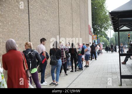 Peterborough, Royaume-Uni. 15 juin 2020. Quatre-vingt-quatre jours de Lockdown, à Peterborough. Des personnes faisant la queue en dehors de TK-Maxx. Les magasins non essentiels sont maintenant autorisés à rouvrir, car un nouveau système de verrouillage se poursuit. Les magasins de vêtements comptent parmi ceux qui doivent rouvrir leurs portes et les centres commerciaux, dont Queensgate à Peterborough, accueillent les clients avec de nouvelles règles de distanciation sociale et des moyens de protéger les gens lors de leurs voyages. Crédit : Paul Marriott/Alay Live News Banque D'Images