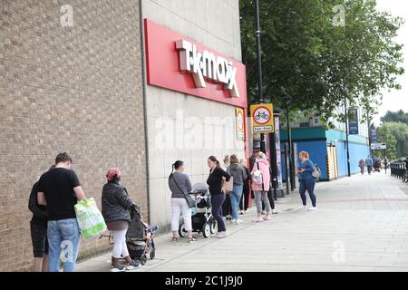 Peterborough, Royaume-Uni. 15 juin 2020. Quatre-vingt-quatre jours de Lockdown, à Peterborough. Des personnes faisant la queue en dehors de TK-Maxx. Les magasins non essentiels sont maintenant autorisés à rouvrir, car un nouveau système de verrouillage se poursuit. Les magasins de vêtements comptent parmi ceux qui doivent rouvrir leurs portes et les centres commerciaux, dont Queensgate à Peterborough, accueillent les clients avec de nouvelles règles de distanciation sociale et des moyens de protéger les gens lors de leurs voyages. Crédit : Paul Marriott/Alay Live News Banque D'Images