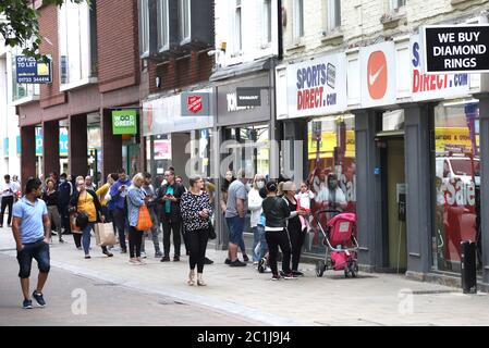 Peterborough, Royaume-Uni. 15 juin 2020. Quatre-vingt-quatre jours de Lockdown, à Peterborough. Les gens font la queue en dehors de Sports Direct. Les magasins non essentiels sont maintenant autorisés à rouvrir, car un nouveau système de verrouillage se poursuit. Les magasins de vêtements comptent parmi ceux qui doivent rouvrir leurs portes et les centres commerciaux, dont Queensgate à Peterborough, accueillent les clients avec de nouvelles règles de distanciation sociale et des moyens de protéger les gens lors de leurs voyages. Crédit : Paul Marriott/Alay Live News Banque D'Images