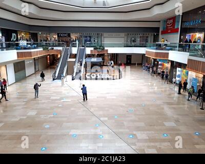 Peterborough, Royaume-Uni. 15 juin 2020. Quatre-vingt-quatre jours de Lockdown, à Peterborough. Le centre commercial Queensgate n'était pas trop occupé car beaucoup de gens faisaient la queue devant Primark, et la file d'attente était de plus de 300 par 09.30 ce matin. Les magasins non essentiels sont maintenant autorisés à rouvrir, car un nouveau système de verrouillage se poursuit. Les magasins de vêtements comptent parmi ceux qui doivent rouvrir leurs portes et les centres commerciaux, dont Queensgate à Peterborough, accueillent les clients avec de nouvelles règles de distanciation sociale et des moyens de protéger les gens lors de leurs voyages. Crédit : Paul Marriott/Alay Live News Banque D'Images