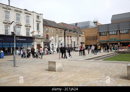 Peterborough, Royaume-Uni. 15 juin 2020. Quatre-vingt-quatre jours de Lockdown, à Peterborough. Des gens faisaient la queue devant Primark, et la file d'attente était de plus de 300 par 09.30 ce matin. Les magasins non essentiels sont maintenant autorisés à rouvrir, car un nouveau système de verrouillage se poursuit. Les magasins de vêtements comptent parmi ceux qui doivent rouvrir leurs portes et les centres commerciaux, dont Queensgate à Peterborough, accueillent les clients avec de nouvelles règles de distanciation sociale et des moyens de protéger les gens lors de leurs voyages. Crédit : Paul Marriott/Alay Live News Banque D'Images