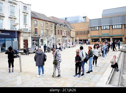 Peterborough, Royaume-Uni. 15 juin 2020. Quatre-vingt-quatre jours de Lockdown, à Peterborough. Des gens faisaient la queue devant Primark, et la file d'attente était de plus de 300 par 09.30 ce matin. Les magasins non essentiels sont maintenant autorisés à rouvrir, car un nouveau système de verrouillage se poursuit. Les magasins de vêtements comptent parmi ceux qui doivent rouvrir leurs portes et les centres commerciaux, dont Queensgate à Peterborough, accueillent les clients avec de nouvelles règles de distanciation sociale et des moyens de protéger les gens lors de leurs voyages. Crédit : Paul Marriott/Alay Live News Banque D'Images