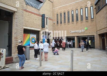 Peterborough, Royaume-Uni. 15 juin 2020. Quatre-vingt-quatre jours de Lockdown, à Peterborough. Des gens faisaient la queue devant Primark, et la file d'attente était de plus de 300 par 09.30 ce matin. Les magasins non essentiels sont maintenant autorisés à rouvrir, car un nouveau système de verrouillage se poursuit. Les magasins de vêtements comptent parmi ceux qui doivent rouvrir leurs portes et les centres commerciaux, dont Queensgate à Peterborough, accueillent les clients avec de nouvelles règles de distanciation sociale et des moyens de protéger les gens lors de leurs voyages. Crédit : Paul Marriott/Alay Live News Banque D'Images