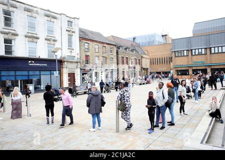 Peterborough, Royaume-Uni. 15 juin 2020. Quatre-vingt-quatre jours de Lockdown, à Peterborough. Des gens faisaient la queue devant Primark, et la file d'attente était de plus de 300 par 09.30 ce matin. Les magasins non essentiels sont maintenant autorisés à rouvrir, car un nouveau système de verrouillage se poursuit. Les magasins de vêtements comptent parmi ceux qui doivent rouvrir leurs portes et les centres commerciaux, dont Queensgate à Peterborough, accueillent les clients avec de nouvelles règles de distanciation sociale et des moyens de protéger les gens lors de leurs voyages. Crédit : Paul Marriott/Alay Live News Banque D'Images