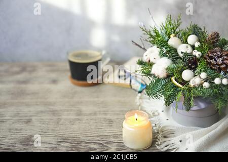 Composition de Noël avec boules, cônes de pin, jouets de sapin et coton Banque D'Images