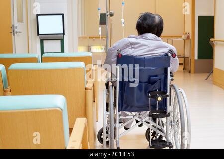 Vue arrière des hauts femme assise sur l'hôpital en fauteuil roulant Banque D'Images