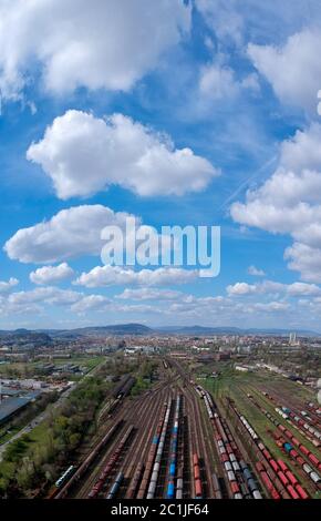 Vue aérienne de trains colorés sur une station Banque D'Images