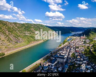 Vue aérienne sur Oberwesel am Rhein. Petite ville sur le Rhin supérieur, Mittelrhein. Carte postale panoramique avec ciel bleu, nuages. Rhinel Banque D'Images