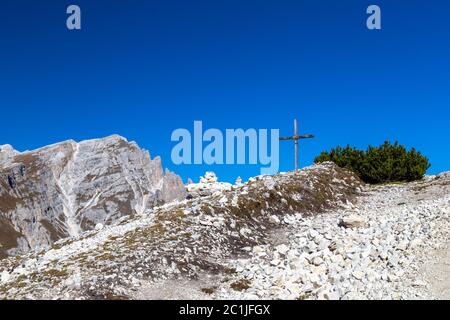 Sommet cross de Strudelkopf mountain, Dolomites, le Tyrol du Sud Banque D'Images